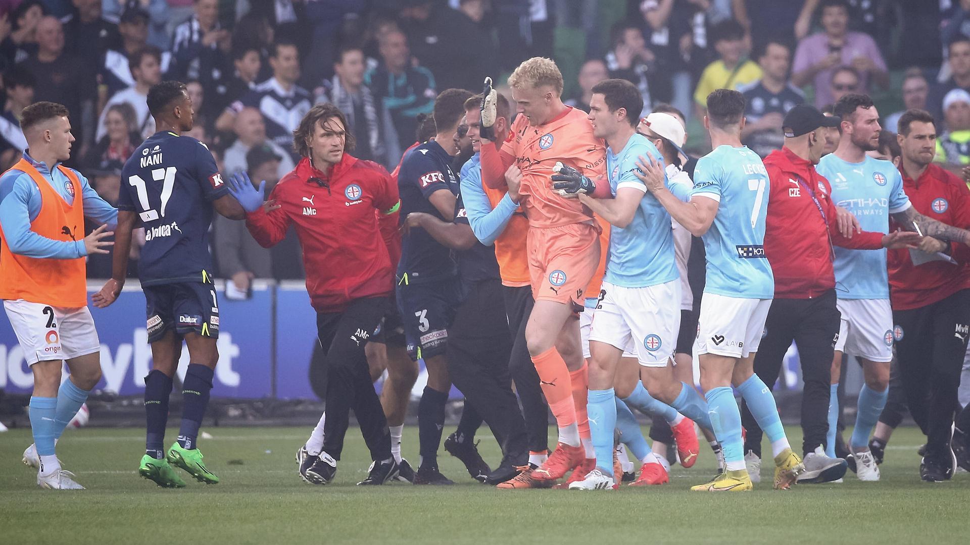 Aus Protest gegen die A-League-Reform stürmten Fans beim Derby in Melbourne den Rasen und verletzten Melbourne-City-Torhüter Thomas Glover am Kopf. Aus Protest gegen die A-League-Reform stürmten Fans beim Derby in Melbourne den Rasen und verletzten Melbourne-City-Torhüter Thomas Glover am Kopf.