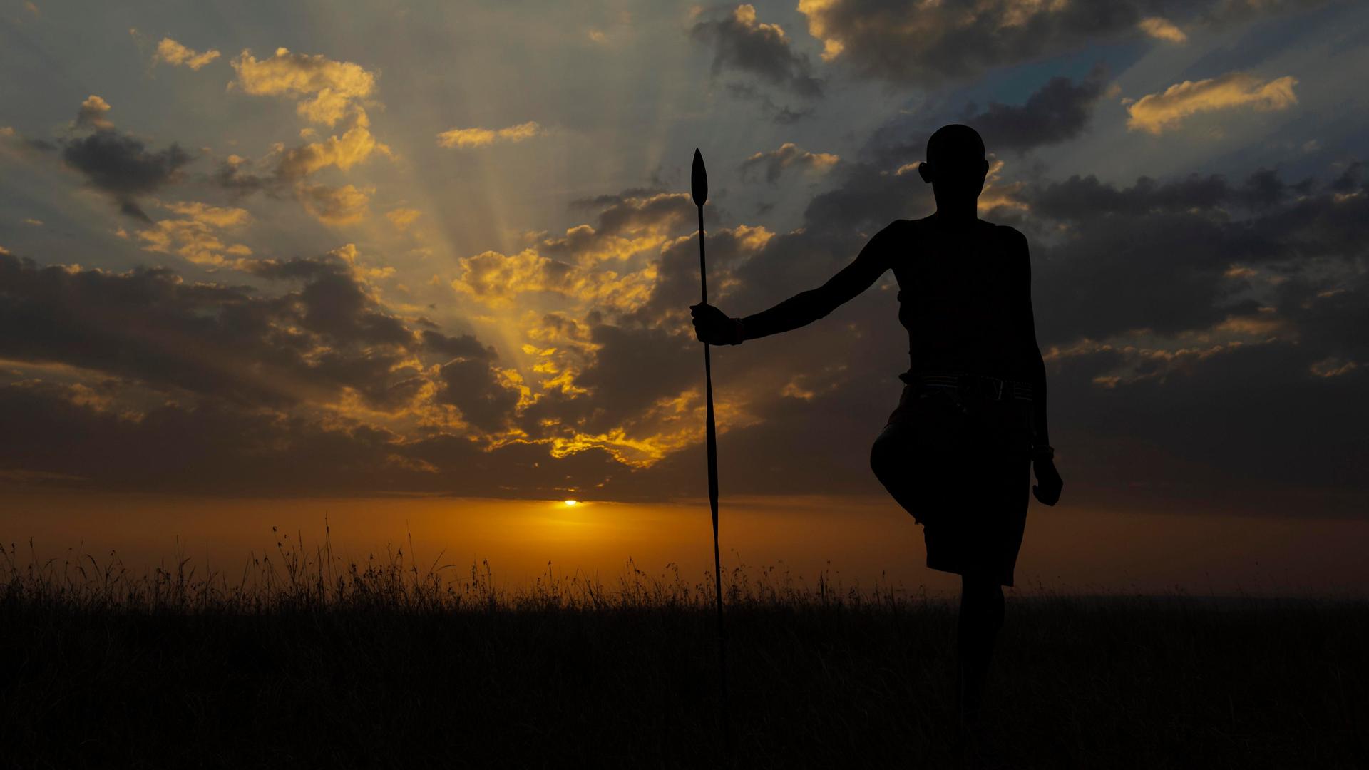 Massai mit Speer bei Sonnenuntergang Massai mit Speer bei Sonnenuntergang