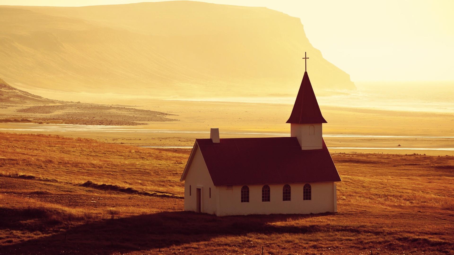 Eine abgeschiedene Kirche am Strand bei Sonnenuntergang. Eine abgeschiedene Kirche am Strand bei Sonnenuntergang.