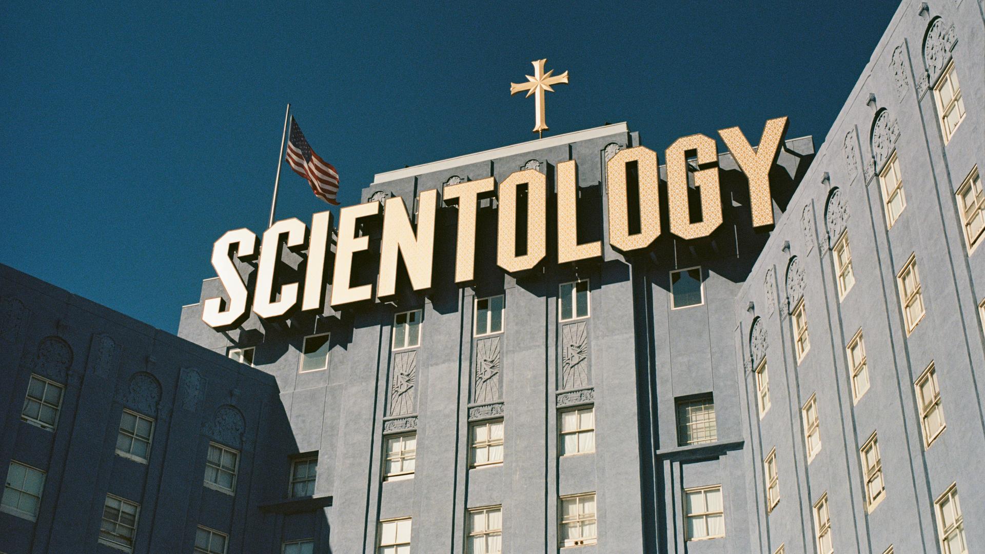 Los Angeles: Gebäude von Scientology mit dem Logo und grossem Schriftzug auf dem Dach.