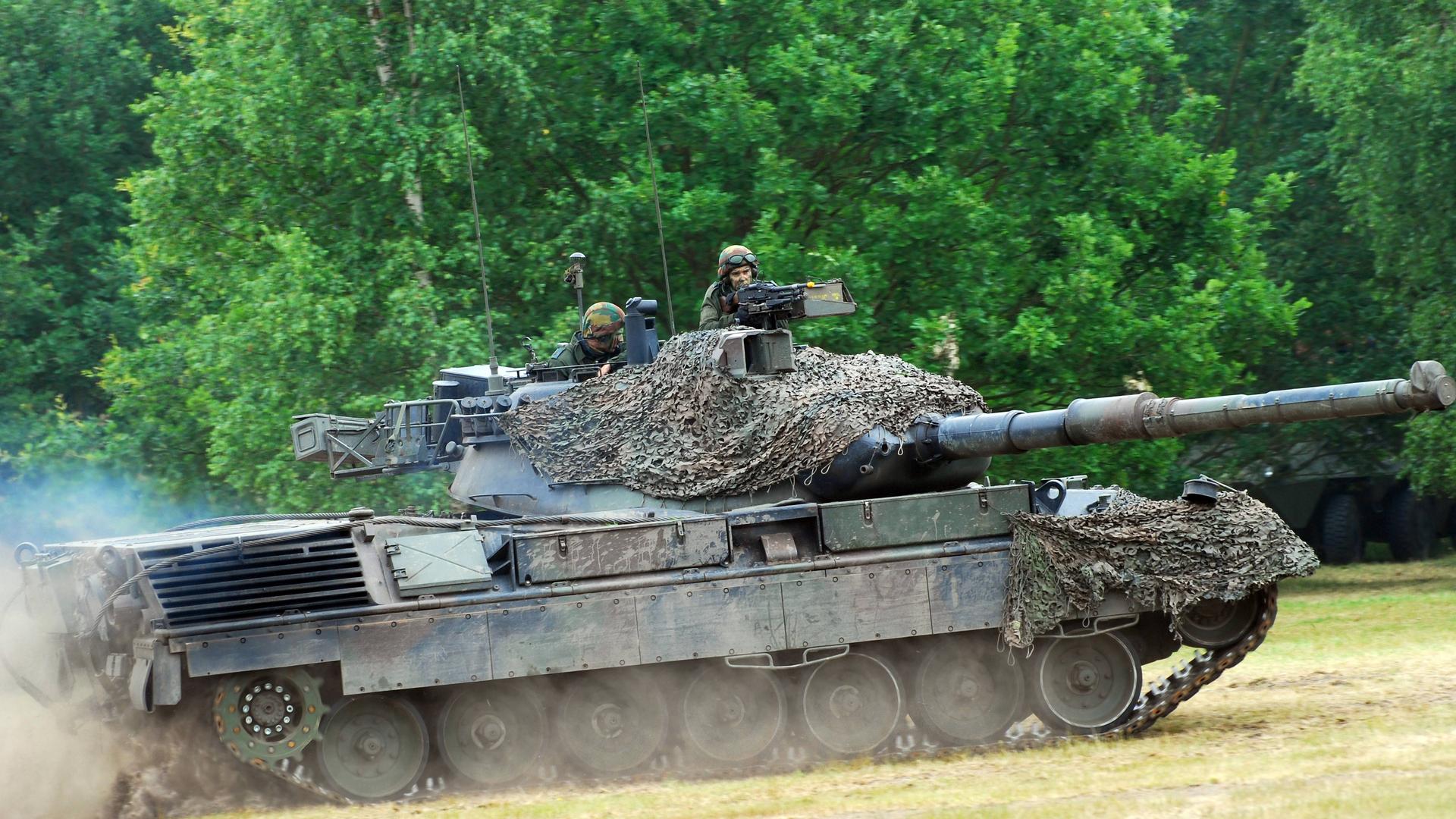 EIn Kampfpanzer des Typs Leopard 1A5 bei einer Militärübung der belgischen Armee 