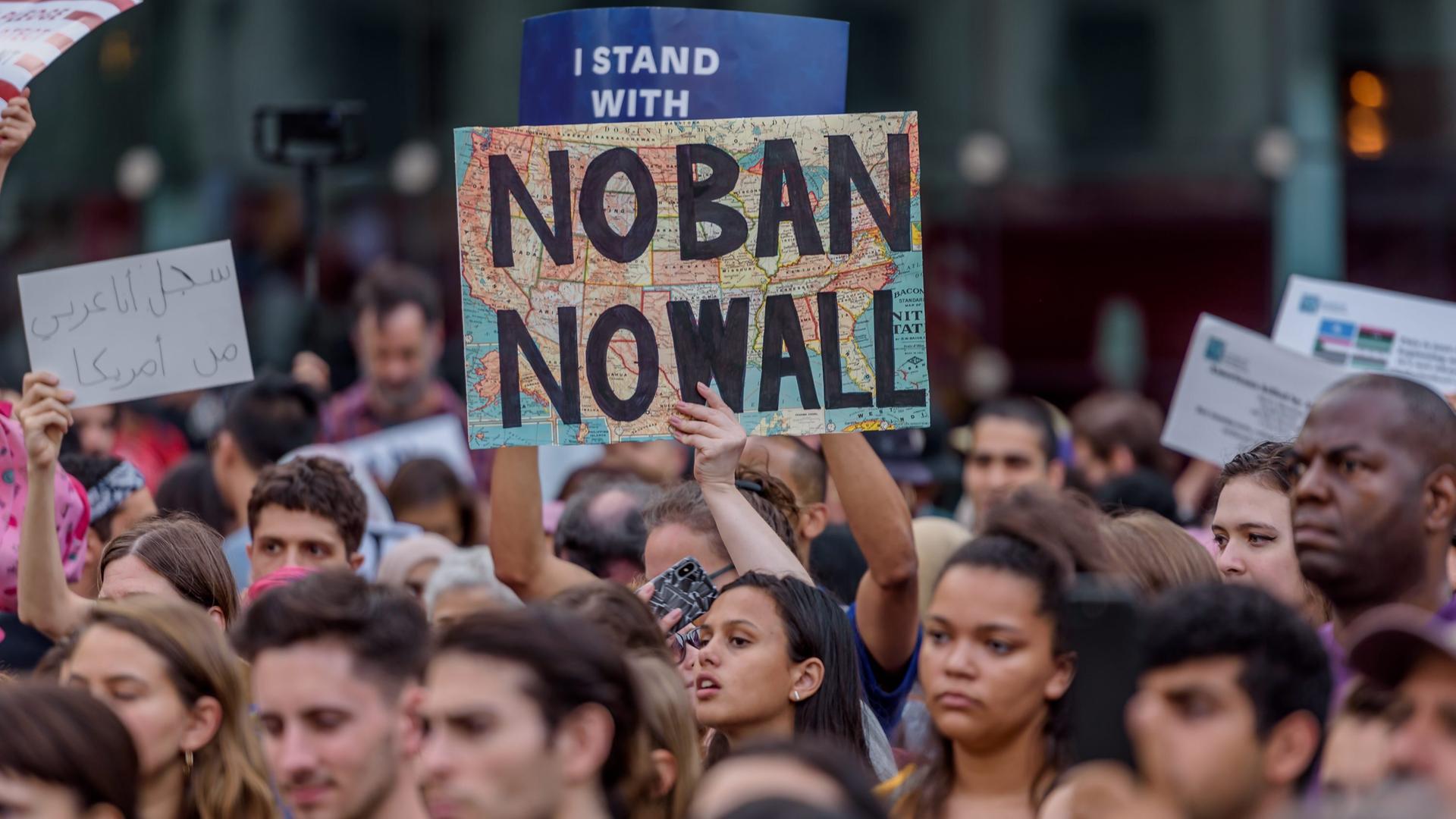 Menschenmenge, darin ein Schild "No Ban, No Wall": Menschen demonstrieren in New York gegen den "Muslim Ban" der US-Regierung. Menschenmenge, darin ein Schild "No Ban, No Wall": Menschen demonstrieren in New York gegen den "Muslim Ban" der US-Regierung.