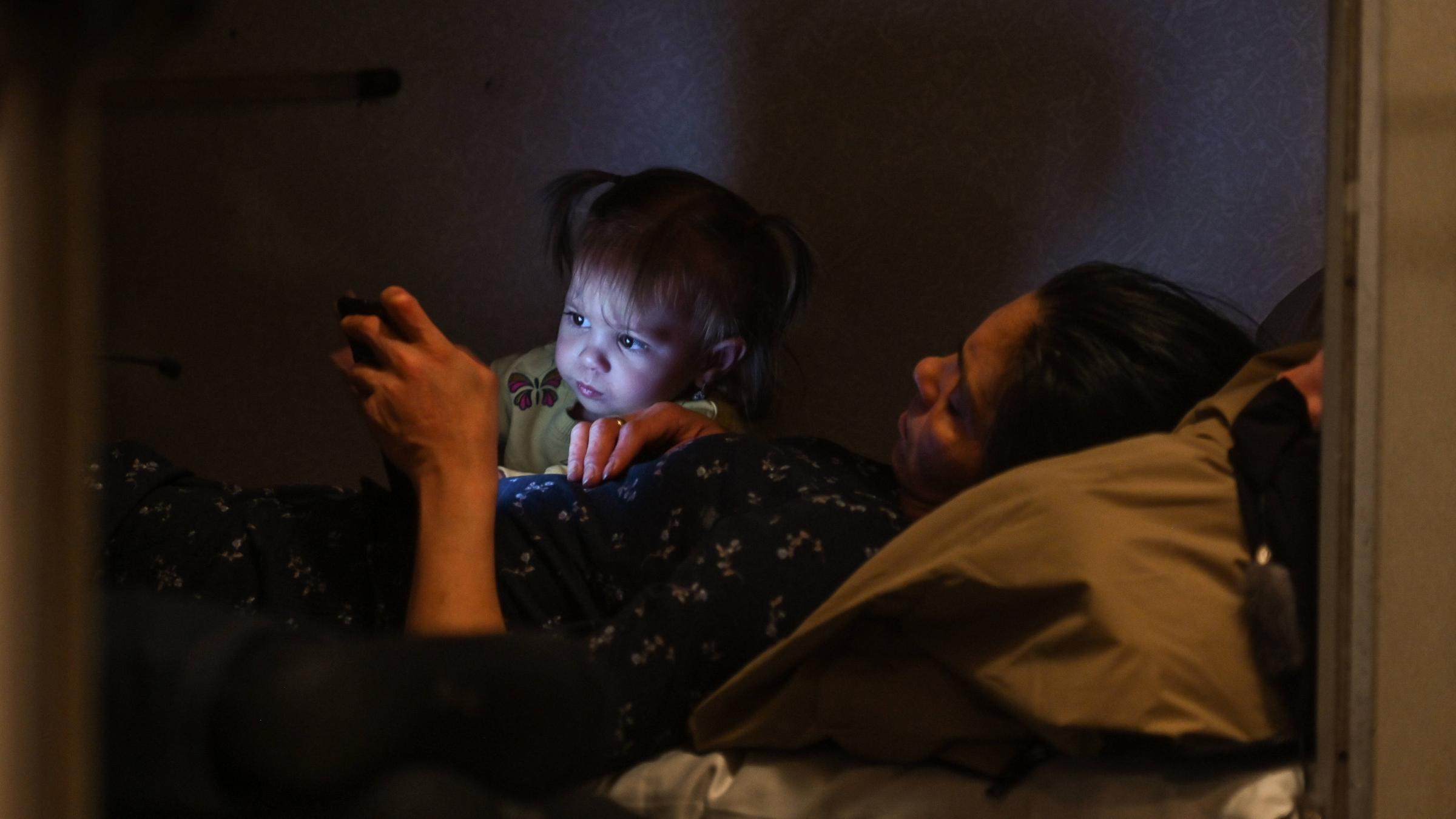 Evakuierung einer Mutter mit Tochter aus Cherson.