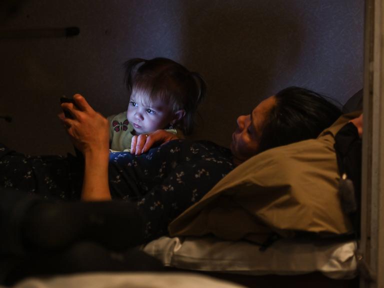 Evakuierung einer Mutter mit Tochter aus Cherson.