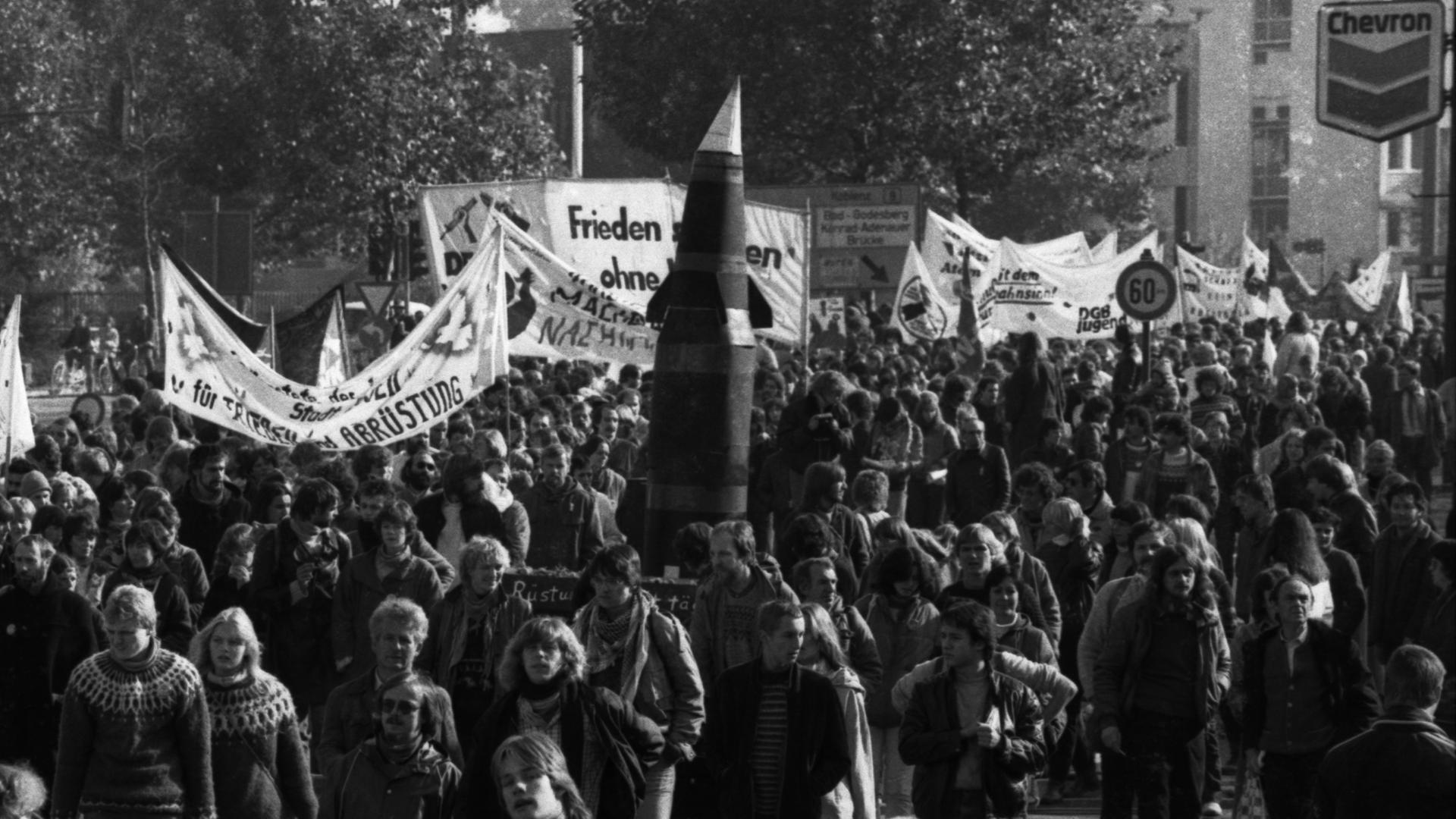 Demonstration 1983 auf einer Straße. Demonstration 1983 auf einer Straße.