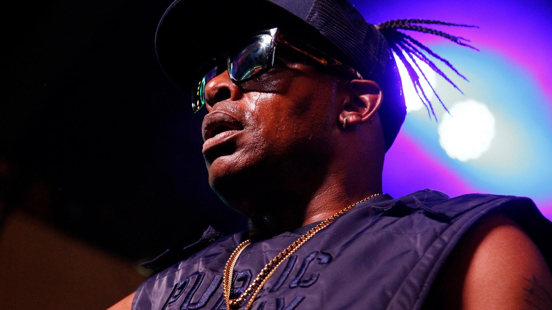 Porträt des Rappers Coolio 2019 in Las Vegas auf der Bühne. Er trägt eine dunkle Sonnenbrille und eine Baseball-Kappe. Porträt des Rappers Coolio 2019 in Las Vegas auf der Bühne. Er trägt eine dunkle Sonnenbrille und eine Baseball-Kappe.
