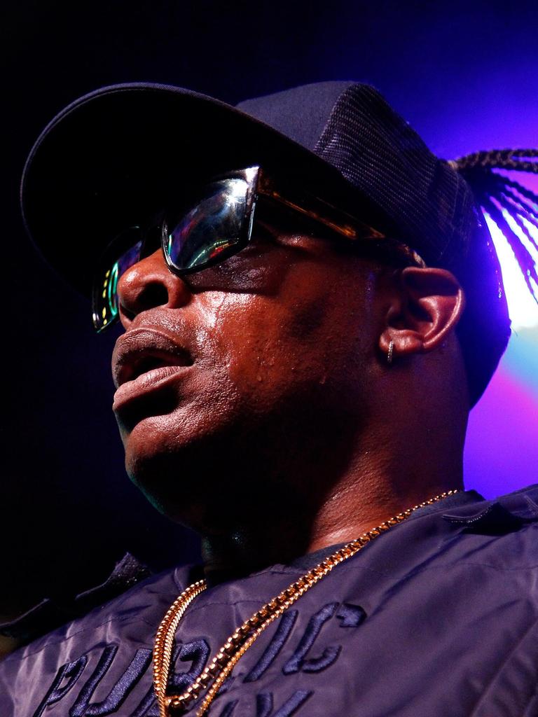 Porträt des Rappers Coolio 2019 in Las Vegas auf der Bühne. Er trägt eine dunkle Sonnenbrille und eine Baseball-Kappe.
