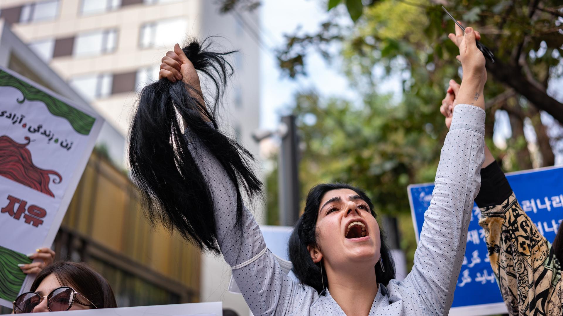 Demonstrantinnen schneiden sich aus Protest gegen das streng konservative Mullah-Regime und nach dem Tod der 22-jährigen Mahsa Amini die Haare ab. Demonstrantinnen schneiden sich aus Protest gegen das streng konservative Mullah-Regime und nach dem Tod der 22-jährigen Mahsa Amini die Haare ab.