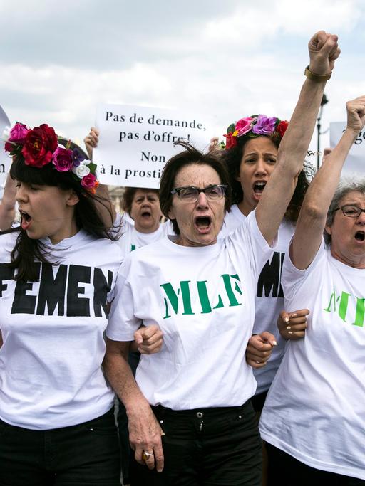 Frauen protestieren in Paris mit Transparenten gegen Prostitution
