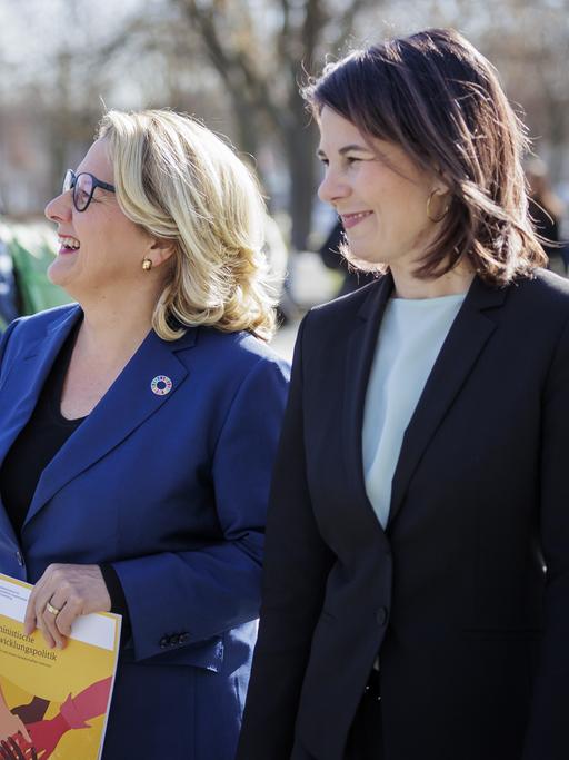 Entwicklungsministerin Svenja Schulze (SPD) und Außenministerin Annalena Baerbock (Grüne) stellen am 1. März 2023 ihr Konzept für eine feministische Entwicklungs- und Außenpolitik in Berlin vor.