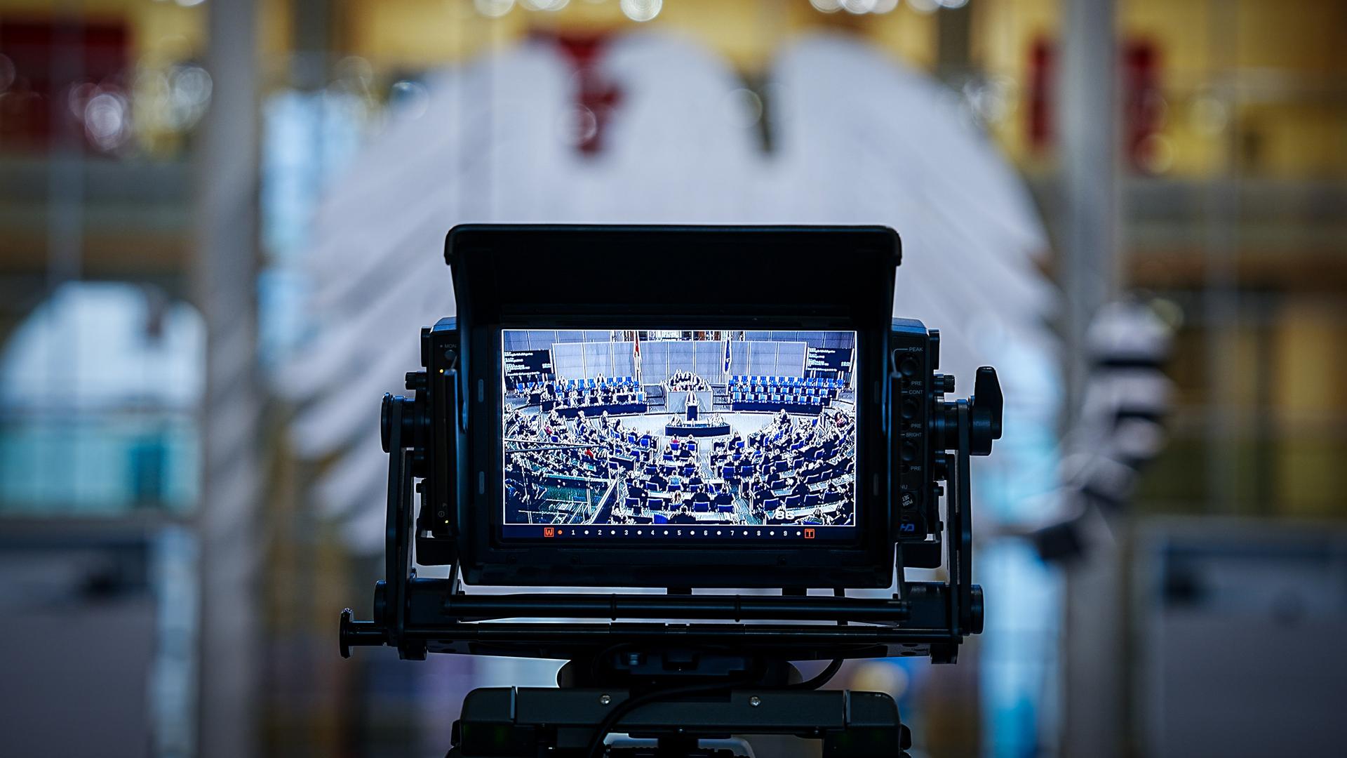 Eine Kamera filmt das Plenum des Bundestags während der Sitzung.
Eine Kamera filmt das Plenum des Bundestags während der Sitzung.