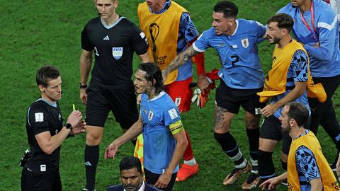 Fußball-WM: Spieler der Nationalmannschaft von Uruguay beschweren sich nach dem Spiel gegen Ghana lautstark beim Schiedsrichter Daniel Siebert.