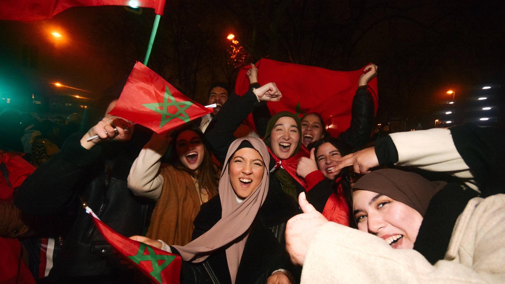 Nach dem Sieg Marokkos gegen Portugal im WM-Halbinfale feiern die Fans auch in Düsseldorf 