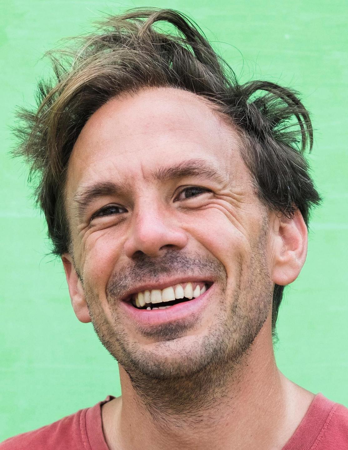 Porträtaufnahme des Schriftstellers Alexander Behr, wie er lacht. Porträtaufnahme des Schriftstellers Alexander Behr, wie er lacht.