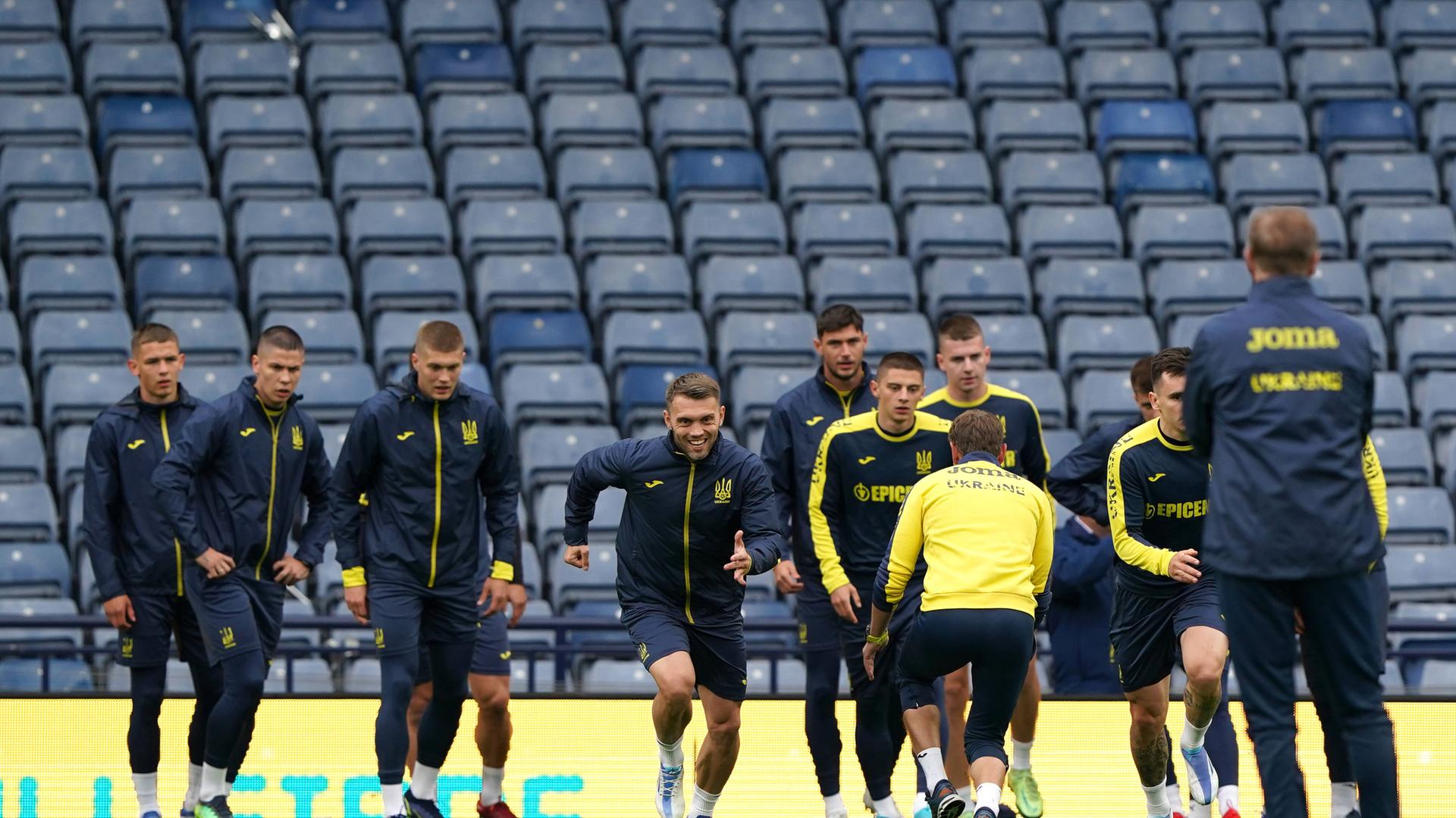 Die ukrainische Fußball-Nationalmannschaft bei der Vorbereitung in Glasgow auf das WM-Qualifikationsspiel gegen Schottland. Die ukrainische Fußball-Nationalmannschaft bei der Vorbereitung in Glasgow auf das WM-Qualifikationsspiel gegen Schottland.