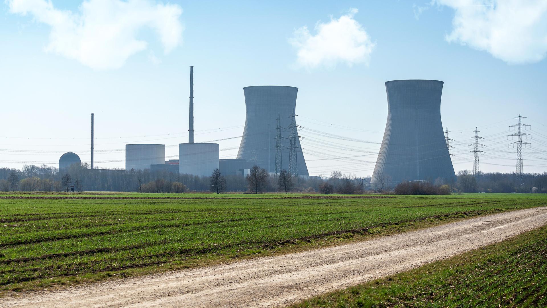 Kühltürme des Atomkraftwerks in Grundremmingen, Bayern