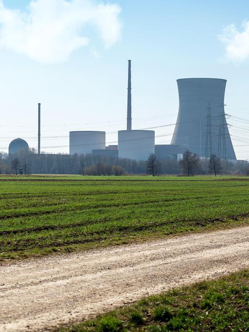 Kühltürme des Atomkraftwerks in Grundremmingen, Bayern