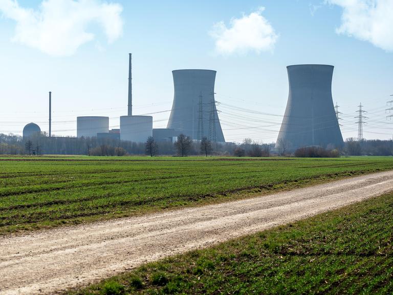 Kühltürme des Atomkraftwerks in Grundremmingen, Bayern