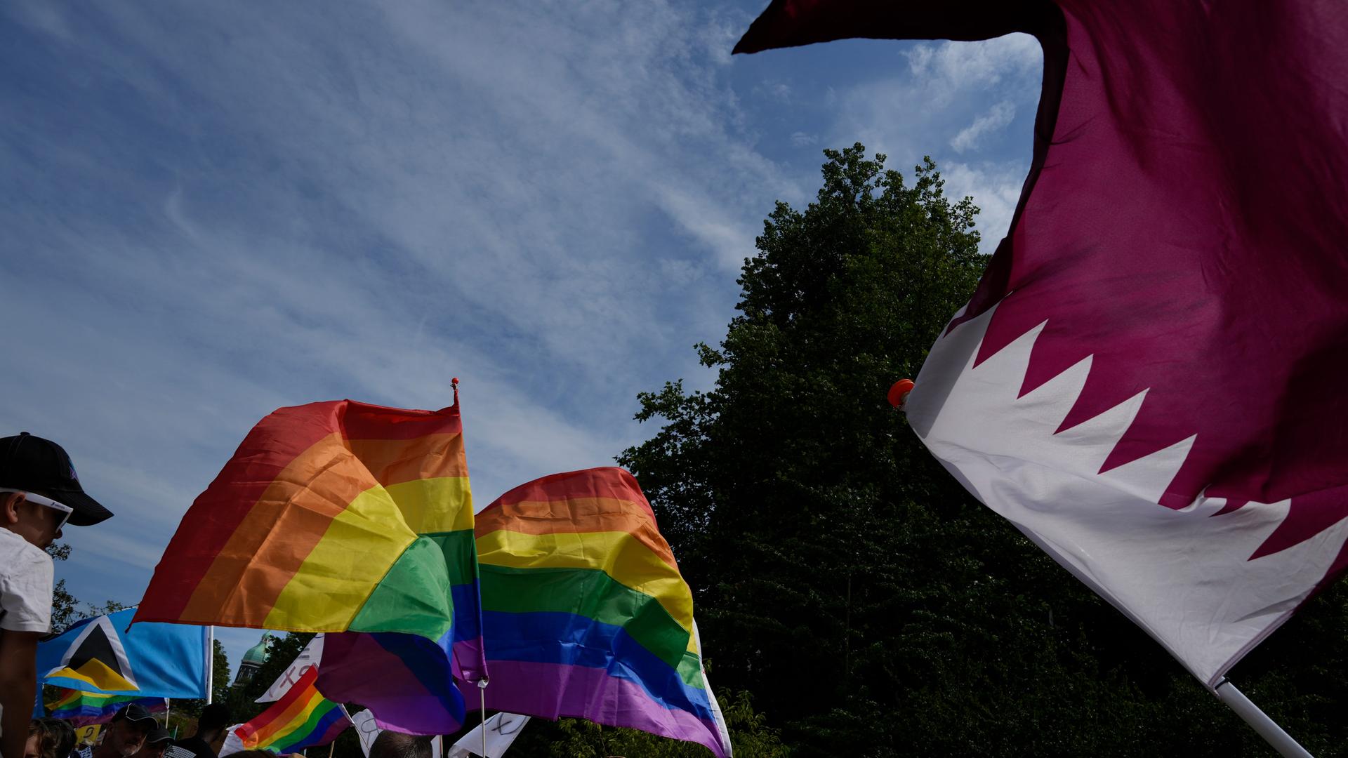 Teilnehmer bei der niederländischen Pride Parade. Daneben weht die katarischen Nationalflagge. Teilnehmer bei der niederländischen Pride Parade. Daneben weht die katarischen Nationalflagge.