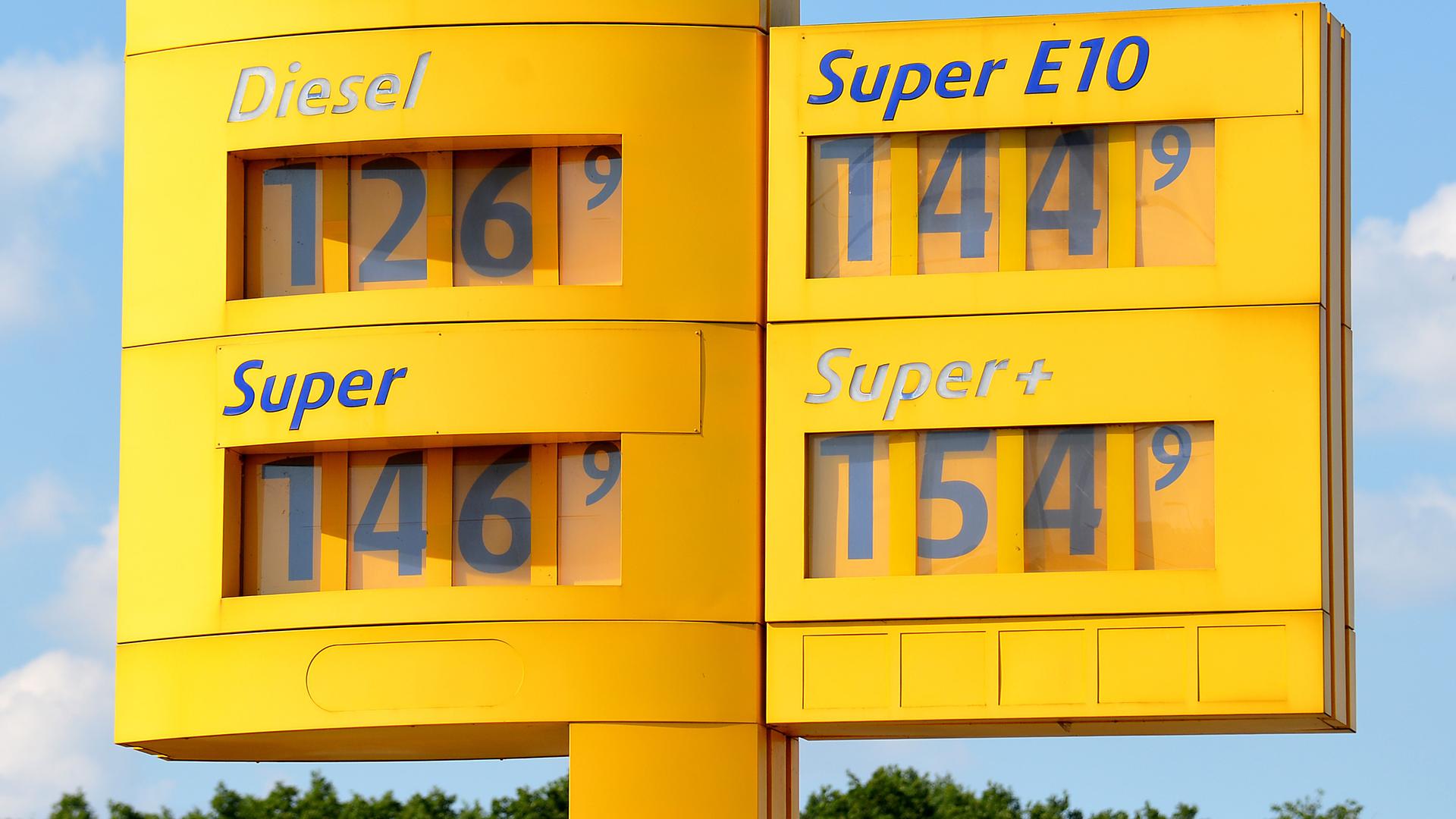 Preistafel für Kraftstoffpreise an einer Tankstelle in Oberhausen