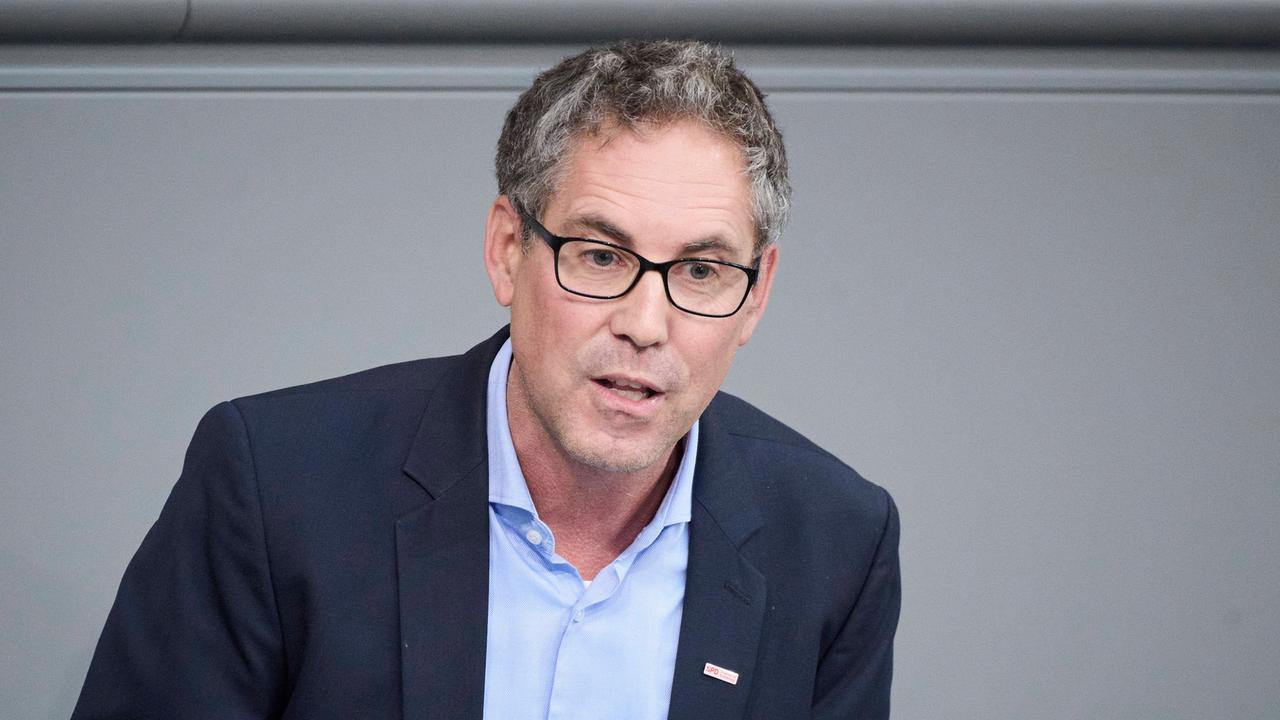 Michael Schrodi bei einer Rede am Pult des Bundestags.