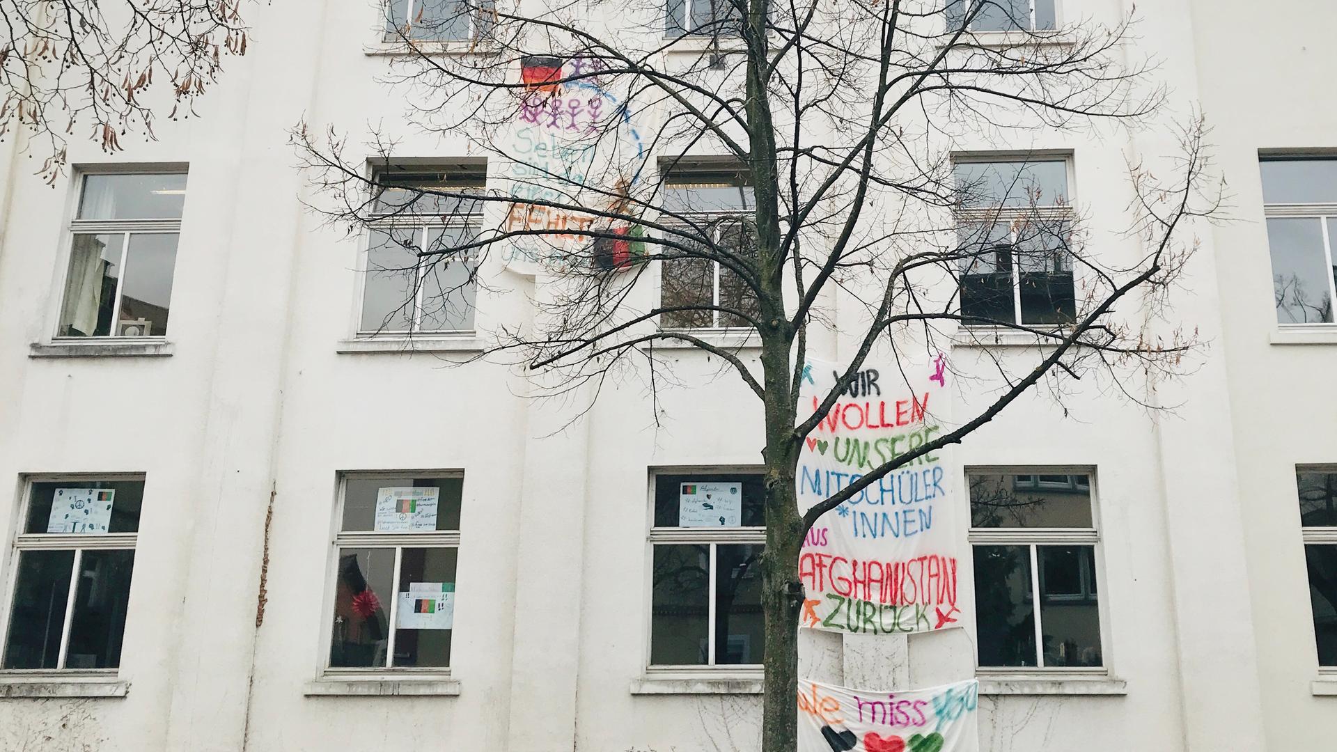 An der Hostatoschule in Frankfurt hängen Bettlaken an der Fassade. Auf einem steht "Wir wollen unsere Mitschüler aus Afghanistan zurück". An der Hostatoschule in Frankfurt hängen Bettlaken an der Fassade. Auf einem steht "Wir wollen unsere Mitschüler aus Afghanistan zurück".