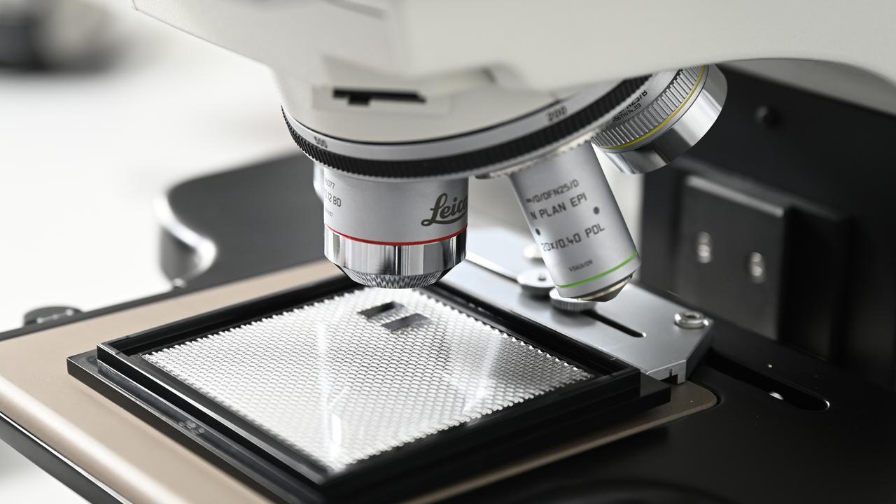 Letzte Kontrolle per Mikroskop, bevor der Chip in einen Quantencomputer eingesetzt wird. Letzte Kontrolle per Mikroskop, bevor der Chip in einen Quantencomputer eingesetzt wird.