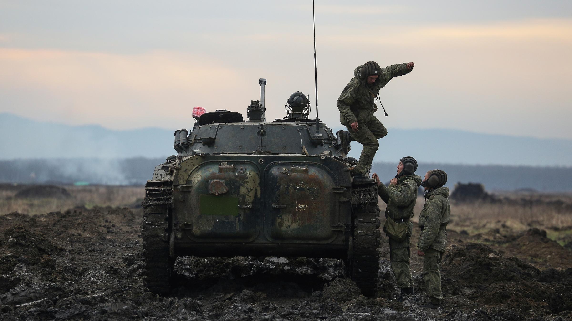 Russische Soldaten springen von einem Panzer bei einer Übung in der Näh...</p>

                        <a href=