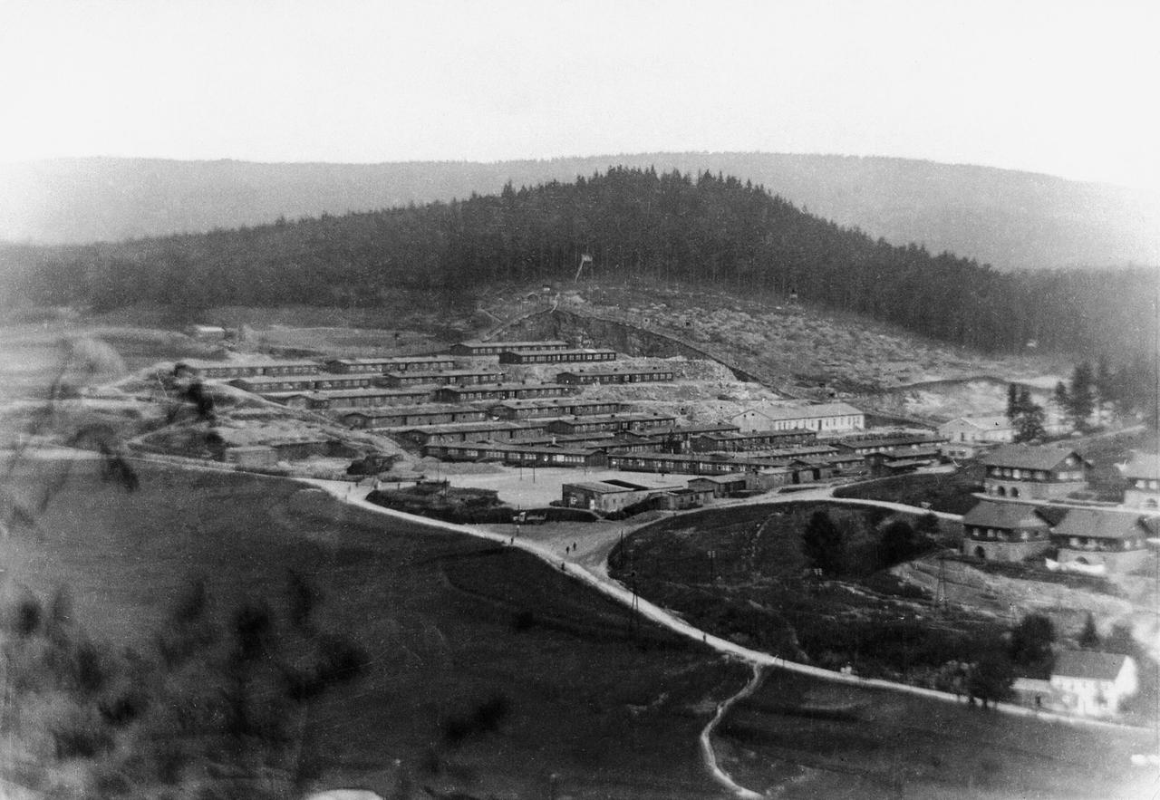 Historische Schwarzweiss Aufnahme des KZ-Lagergelände Flossenbürg 1940.