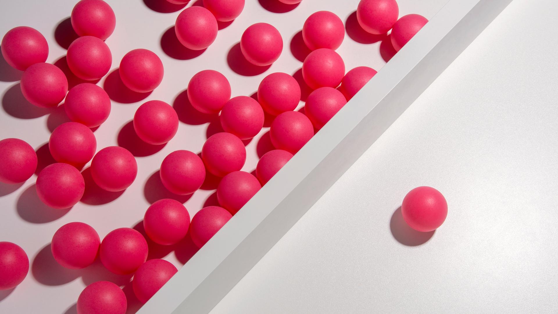 Mehrere rote Bälle sind durch ein diagonales Holz von einem einzelnen roten Ball getrennt, Mehrere rote Bälle sind durch ein diagonales Holz von einem einzelnen roten Ball getrennt,