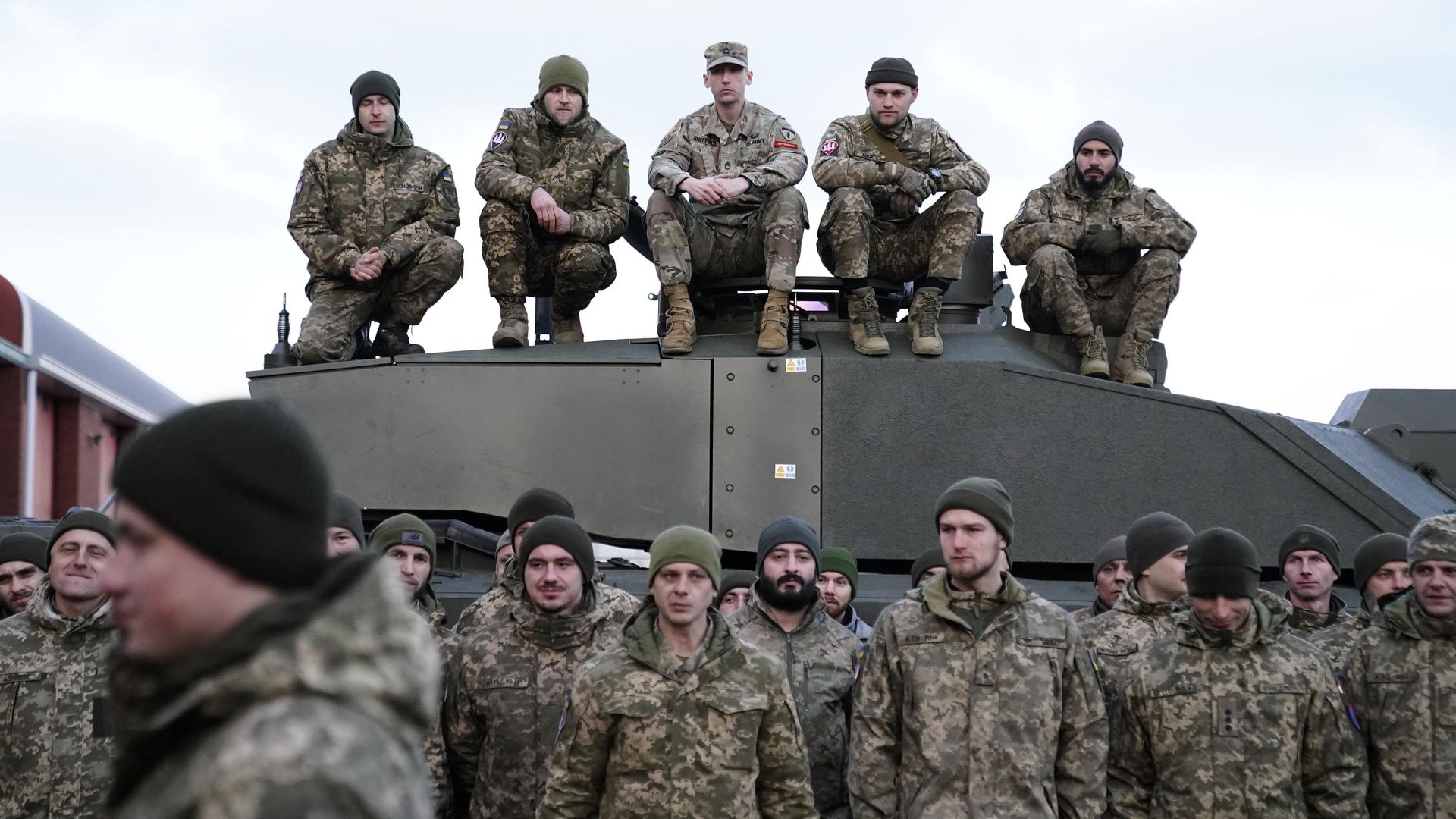 Großbritannien - Panzerausbildung ukrainischer Soldaten abgeschlossen