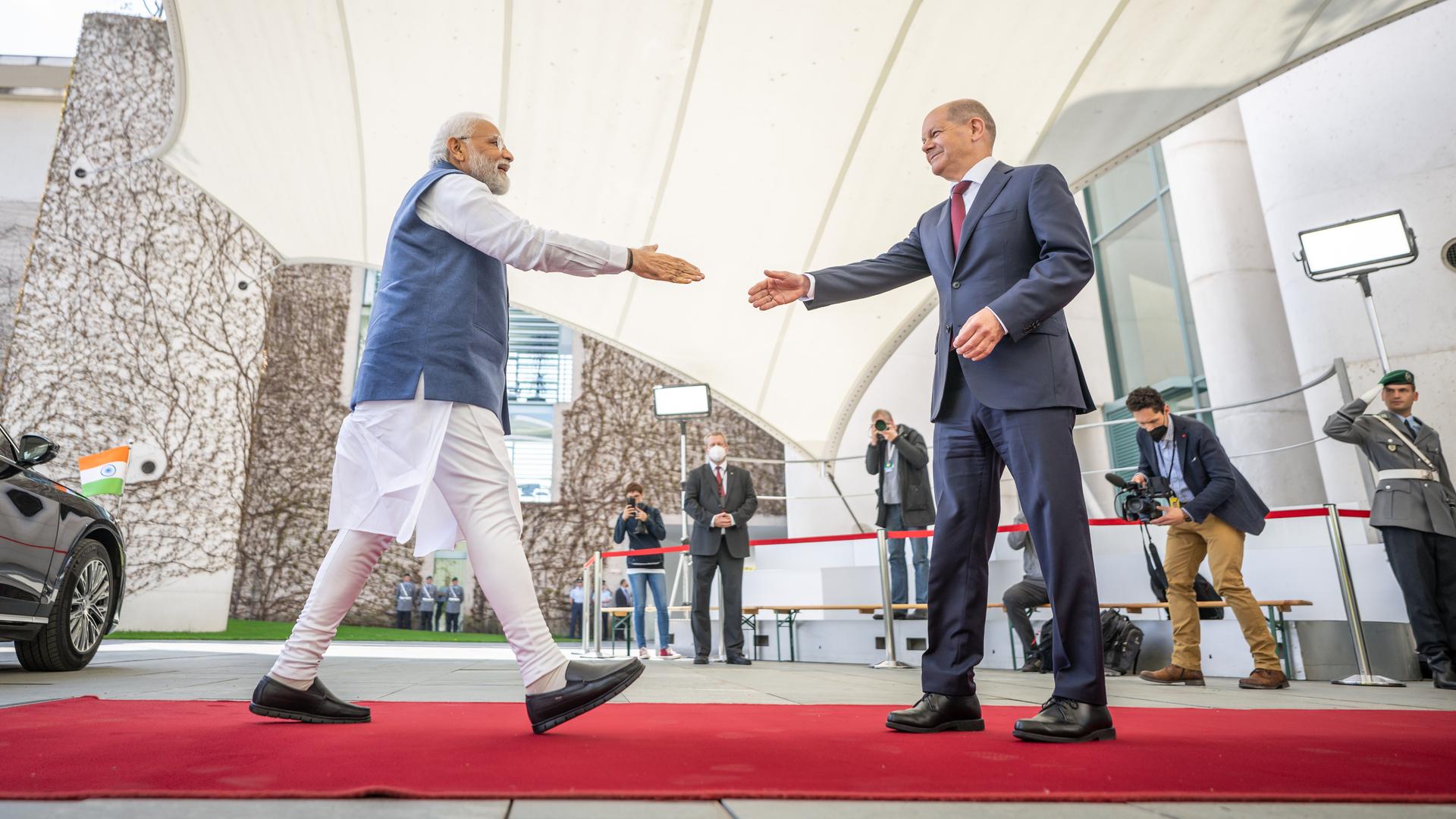 Deutsch-indische Regierungskonsultationen: Bundeskanzler Olaf Scholz begrüßt Narendra Modi, Premierminister von Indien. Die beiden Männer gehen aufeinander mit ausgestreckter Hand zu. Deutsch-indische Regierungskonsultationen: Bundeskanzler Olaf Scholz begrüßt Narendra Modi, Premierminister von Indien. Die beiden Männer gehen aufeinander mit ausgestreckter Hand zu.