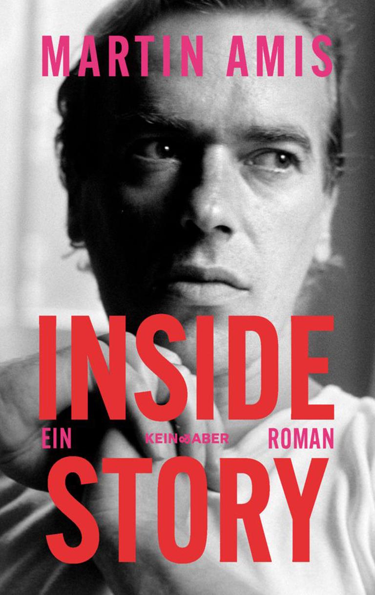 Cover des Buches "Inside Story" des britischen Autors Martin Amis. Auf der Autobiografie ist ein Foto des Autors in jüngeren Jahren zu sehen, er schaut leicht zur Seite. In der unteren Hälfte steht in großen roten Buchstaben der Titel. 
