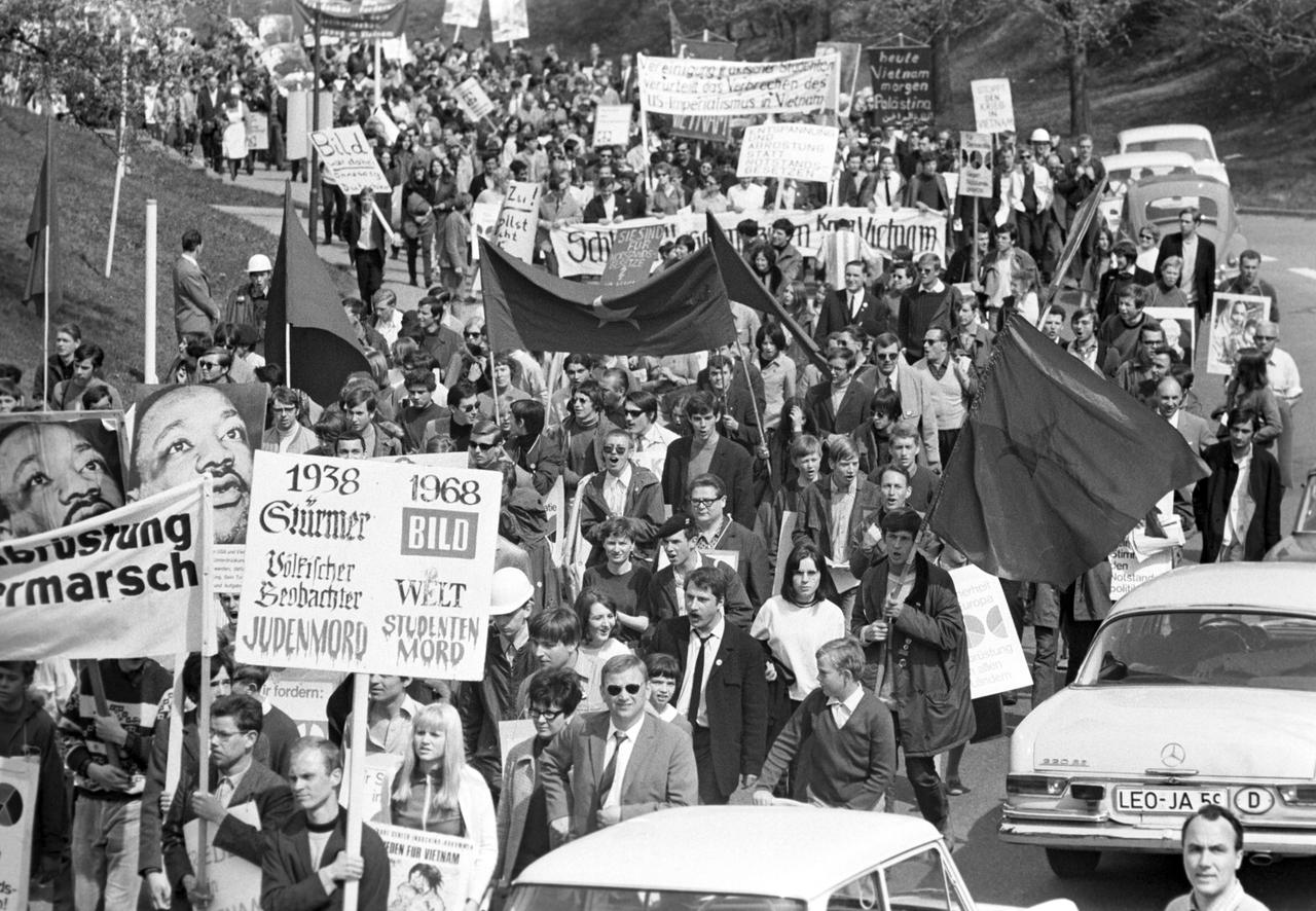 Ostermarsch in Stuttgart 1968: ein große Anzahl von Demonstranten halten Banner und Plakate bei einer Demonstration hoch.