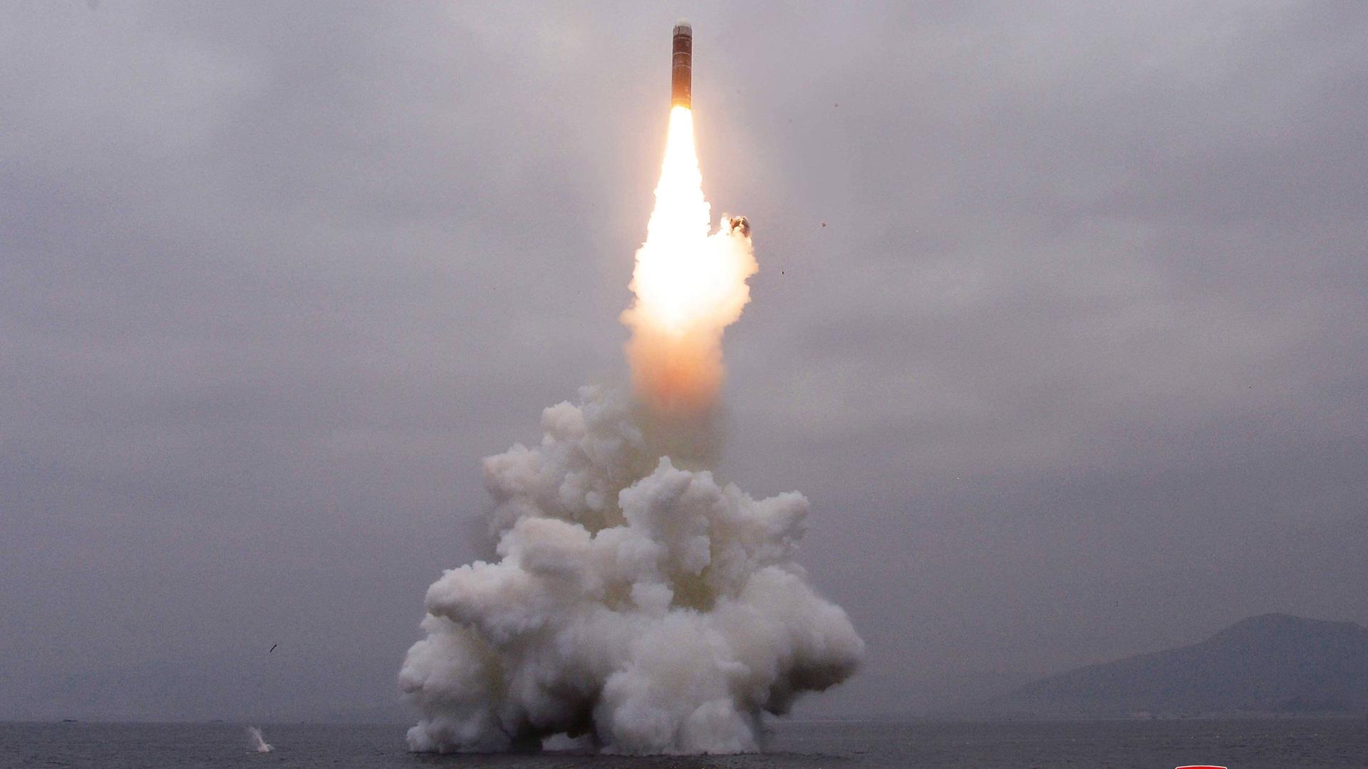 Nordkorea bestätigt Test einer U-Boot-gestützten ballistischen Rakete. Bilder wurden von der nordkoreanischen Nachrichtenagentur KCNA verbreitet