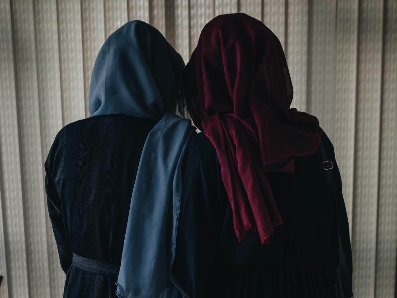 Rückenansicht zweier verschleierter Frauen. Rückenansicht zweier verschleierter Frauen.