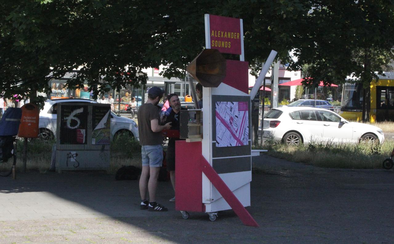 Die Alexander-Soundwand ist eine Mischung aus Plakatwand und Kunstinstallation. Die Alexander-Soundwand ist eine Mischung aus Plakatwand und Kunstinstallation.