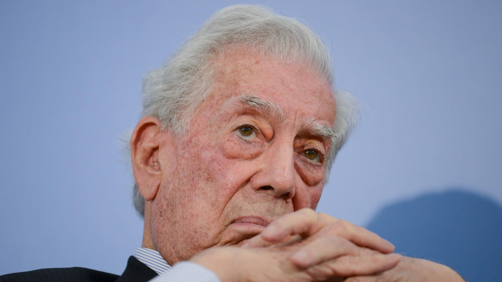 Der Schriftsteller Mario Vargas Llosa guckt mürrisch in die Kamera.