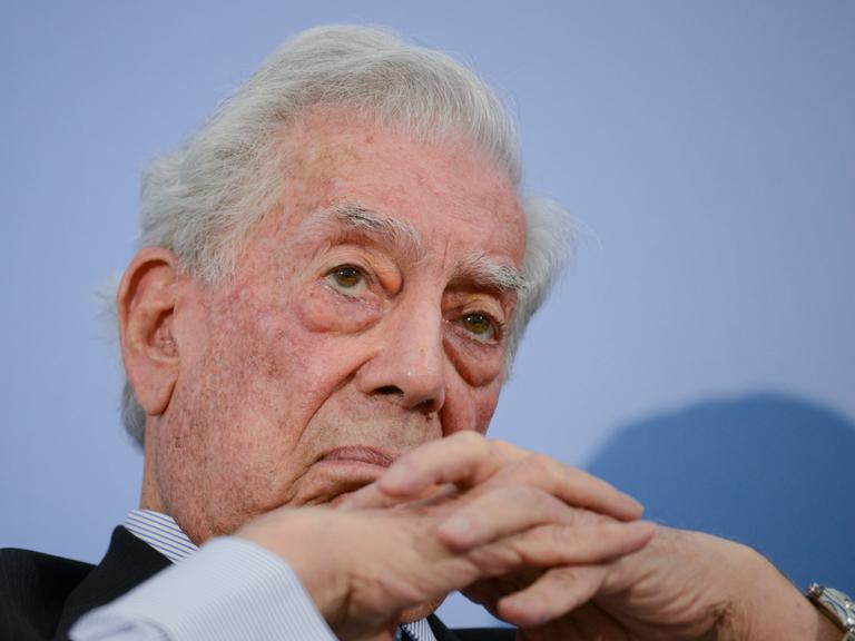 Der Schriftsteller Mario Vargas Llosa guckt mürrisch in die Kamera.