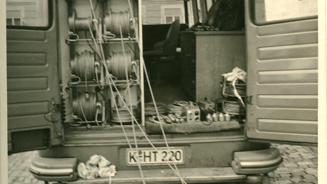 Schwarz-Weiß-Aufnahme: Blick in das Innere eines Ü-Wagens, 1967 Schwarz-Weiß-Aufnahme: Blick in das Innere eines Ü-Wagens, 1967