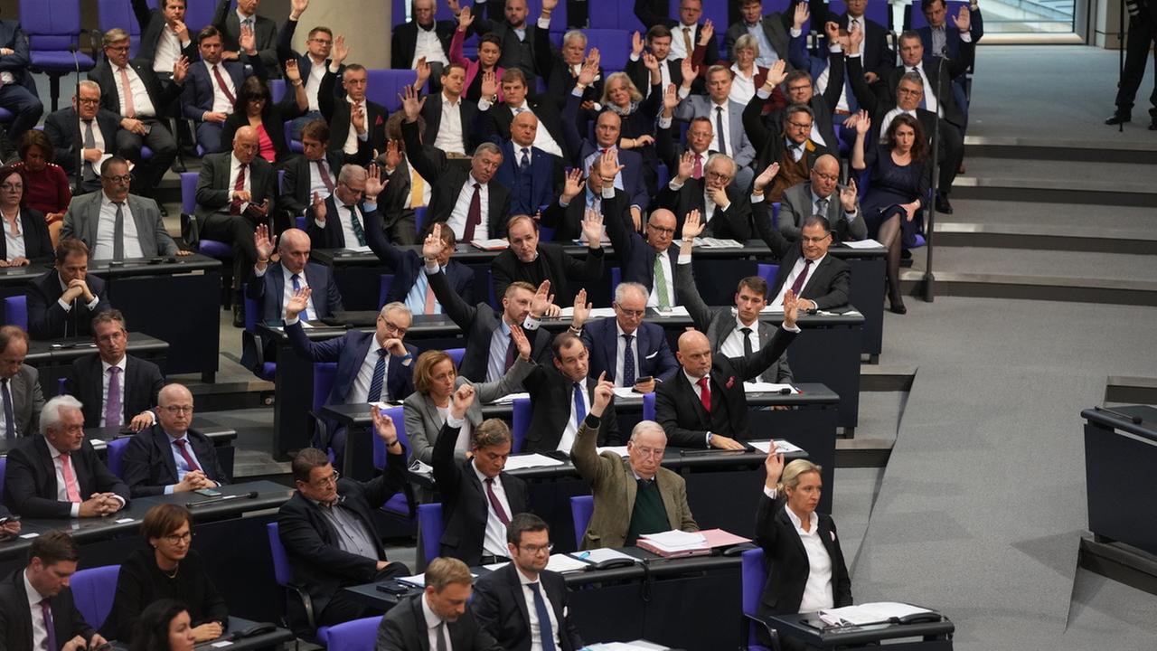 Die AfD-Fraktion stimmt für ihren Antrag bei der konstituierenden Sitzung des neuen Bundestags, alle heben die Hand. Die AfD-Fraktion stimmt für ihren Antrag bei der konstituierenden Sitzung des neuen Bundestags, alle heben die Hand.