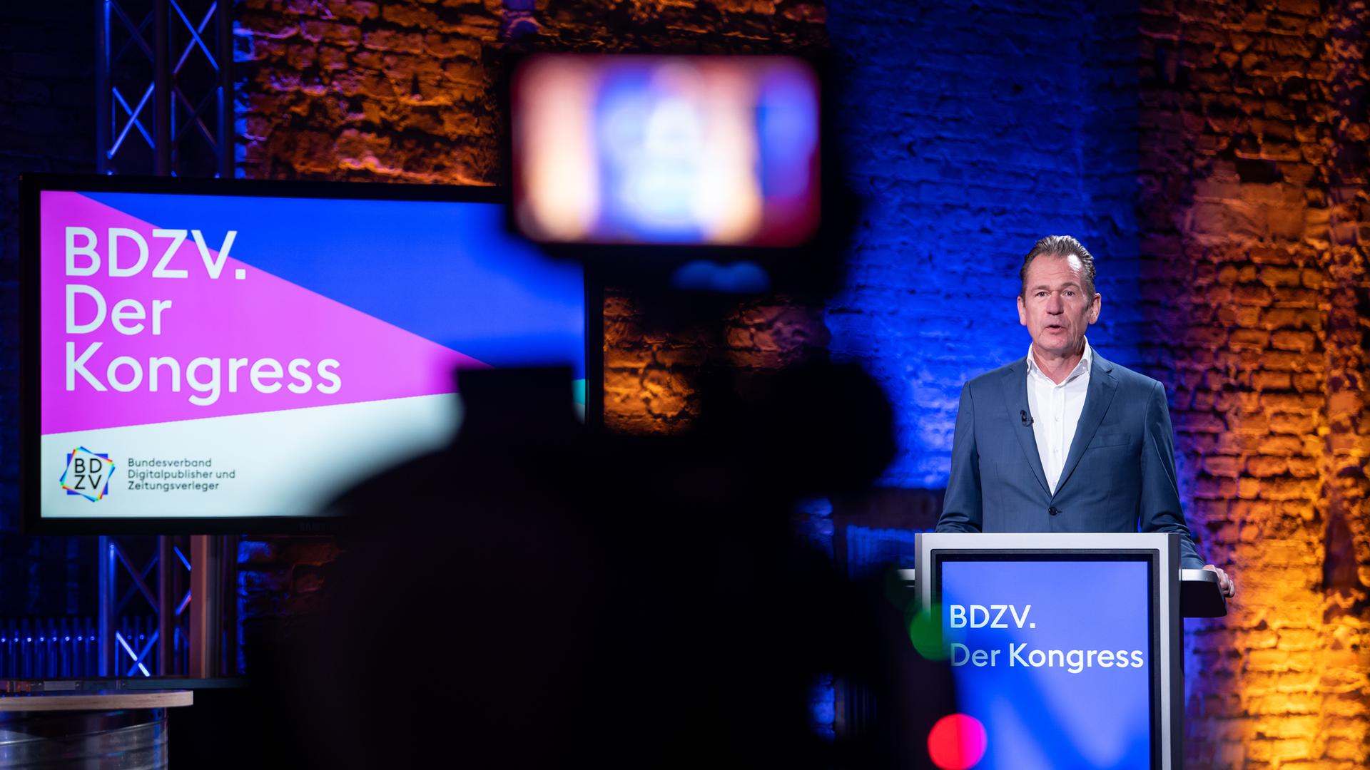 Mathias Döpfner, BDZV-Präsident und Vorstandsvorsitzender des Springer-Konzerns, bei einem BDZV-Kongress. Mathias Döpfner, BDZV-Präsident und Vorstandsvorsitzender des Springer-Konzerns, bei einem BDZV-Kongress.