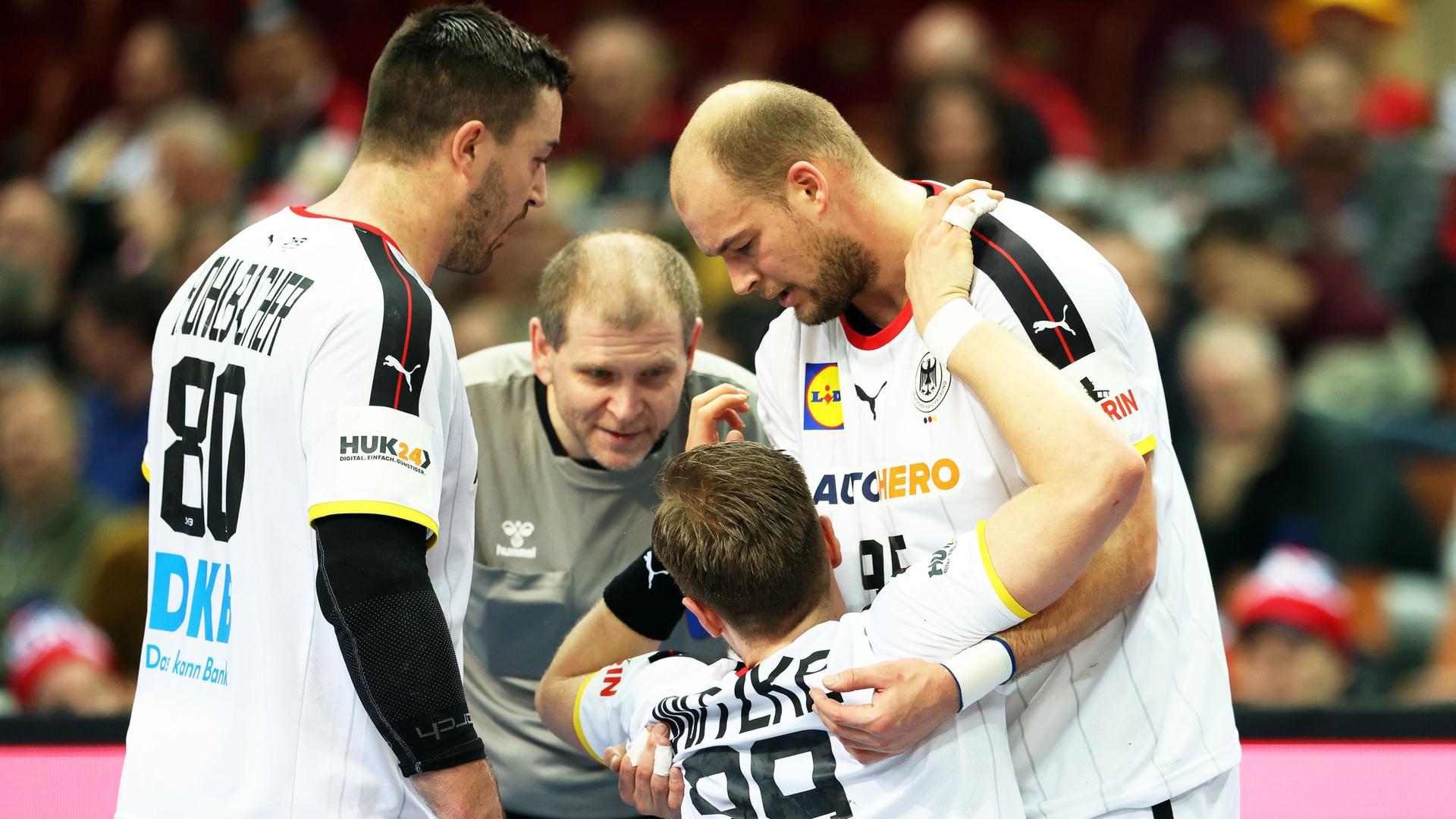 Deutsche Spieler bei der Handball-WM im Spiel gegen Argentinien: Paul Drux (rechts) kümmert sich um seinen Teamkollegen Luca Witzke (2. von rechts). Deutsche Spieler bei der Handball-WM im Spiel gegen Argentinien: Paul Drux (rechts) kümmert sich um seinen Teamkollegen Luca Witzke (2. von rechts).