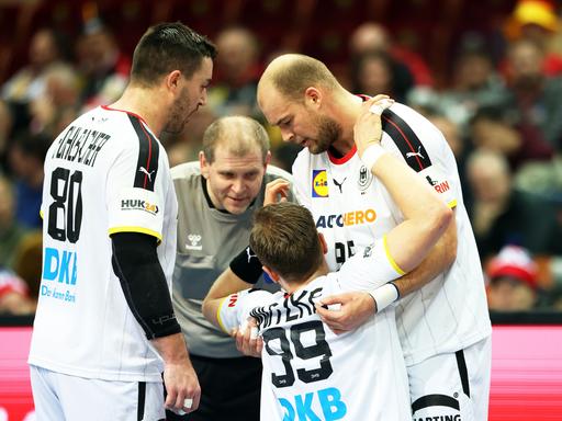 Deutsche Spieler bei der Handball-WM im Spiel gegen Argentinien: Paul Drux (rechts) kümmert sich um seinen Teamkollegen Luca Witzke (2. von rechts).