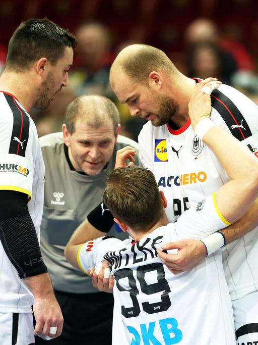 Deutsche Spieler bei der Handball-WM im Spiel gegen Argentinien: Paul Drux (rechts) kümmert sich um seinen Teamkollegen Luca Witzke (2. von rechts).