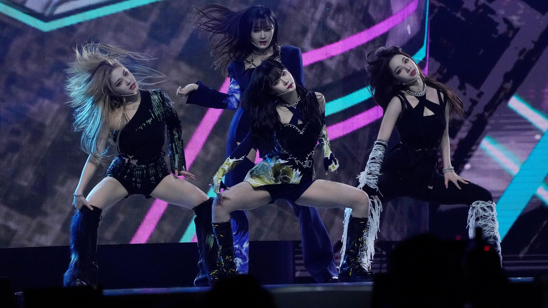 Vier Mitglieder der K-Pop-Band Aespa tanzen während eines Auftrittes in Goyang.
