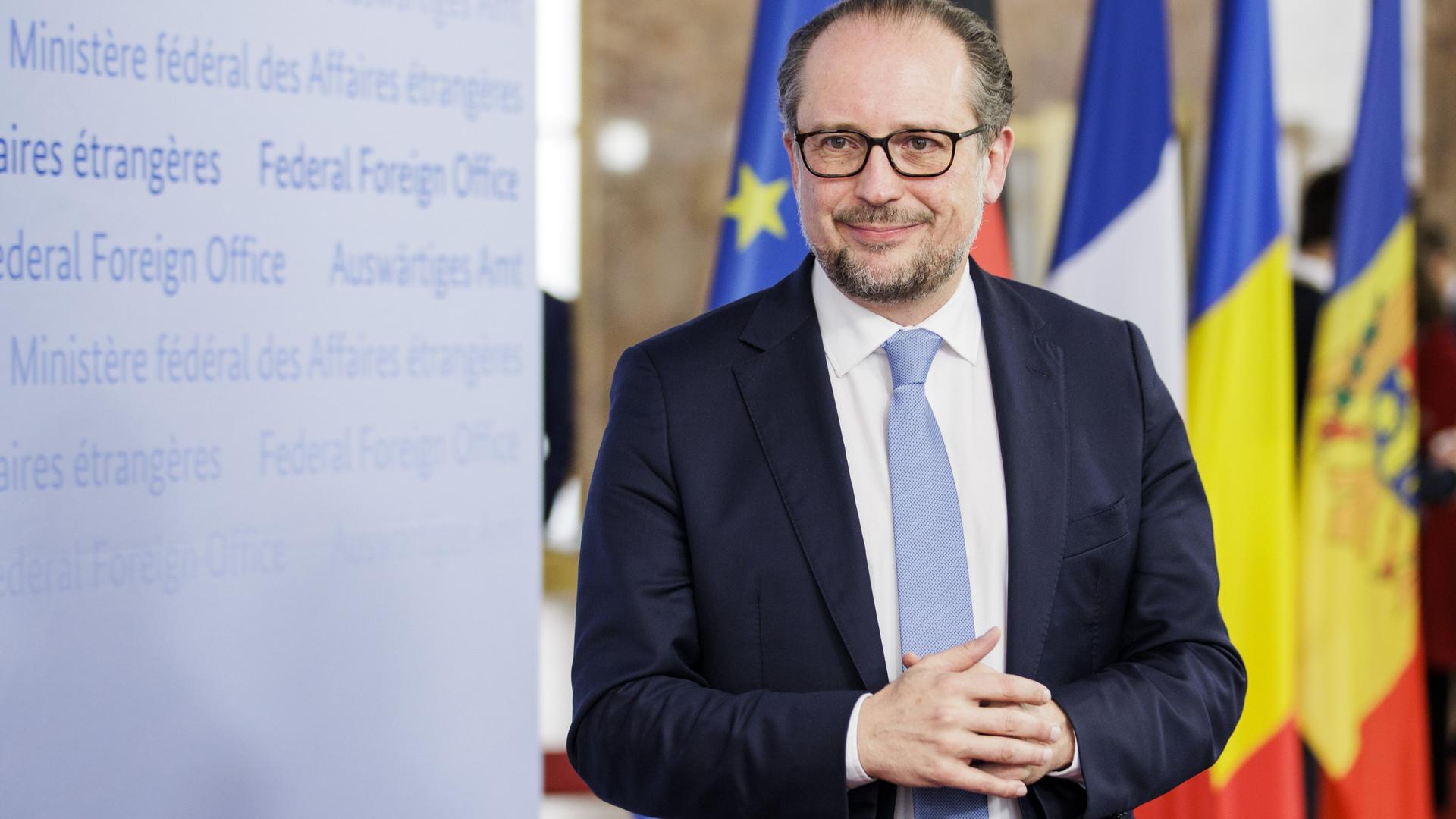 Österreichs Außenminister Alexander Schallenberg vor Flaggen der EU Österreichs Außenminister Alexander Schallenberg vor Flaggen der EU