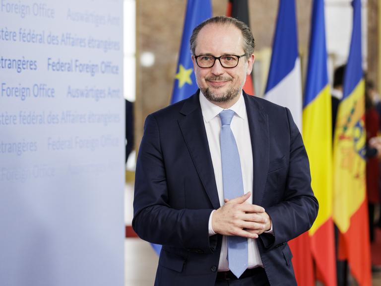 Österreichs Außenminister Alexander Schallenberg vor Flaggen der EU