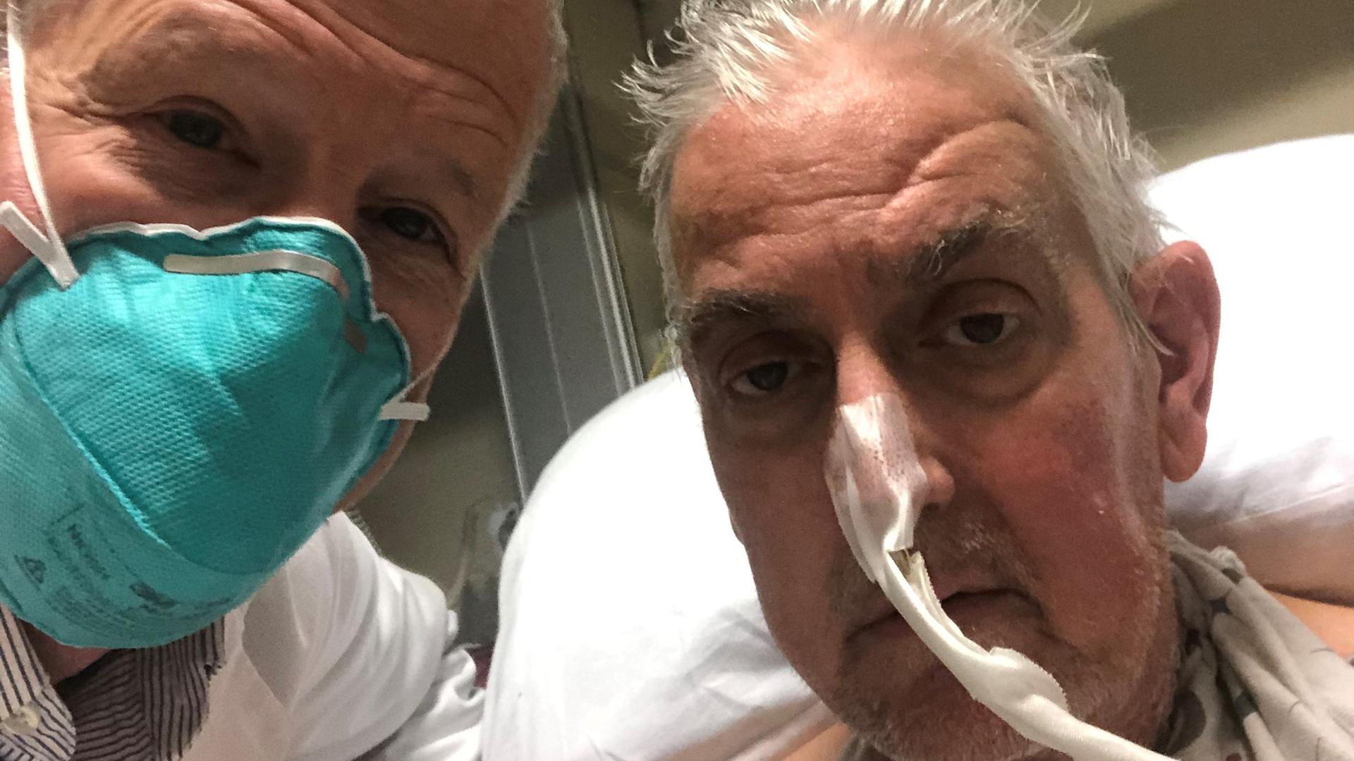 Chefchirurg Barley Griffith (links) mit dem Patienten Dave Bennett vor der OP, bei der ihm ein Schweineherz transplantiert wurde. Chefchirurg Barley Griffith (links) mit dem Patienten Dave Bennett vor der OP, bei der ihm ein Schweineherz transplantiert wurde.