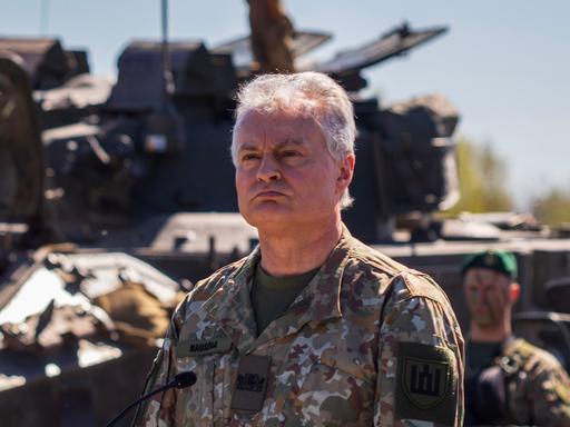 Litauens Präsident Gitanas Nauseda bei einem Truppenbesuch im Mai